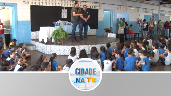 Administração municipal entrega uniformes escolares