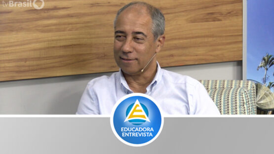 Escritor apresenta suas obras