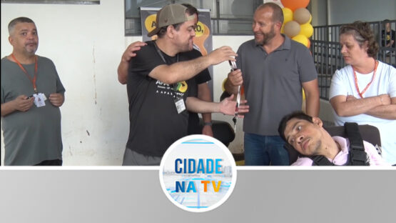 APAE entrega prêmio ao ganhador de moto 0 KM.